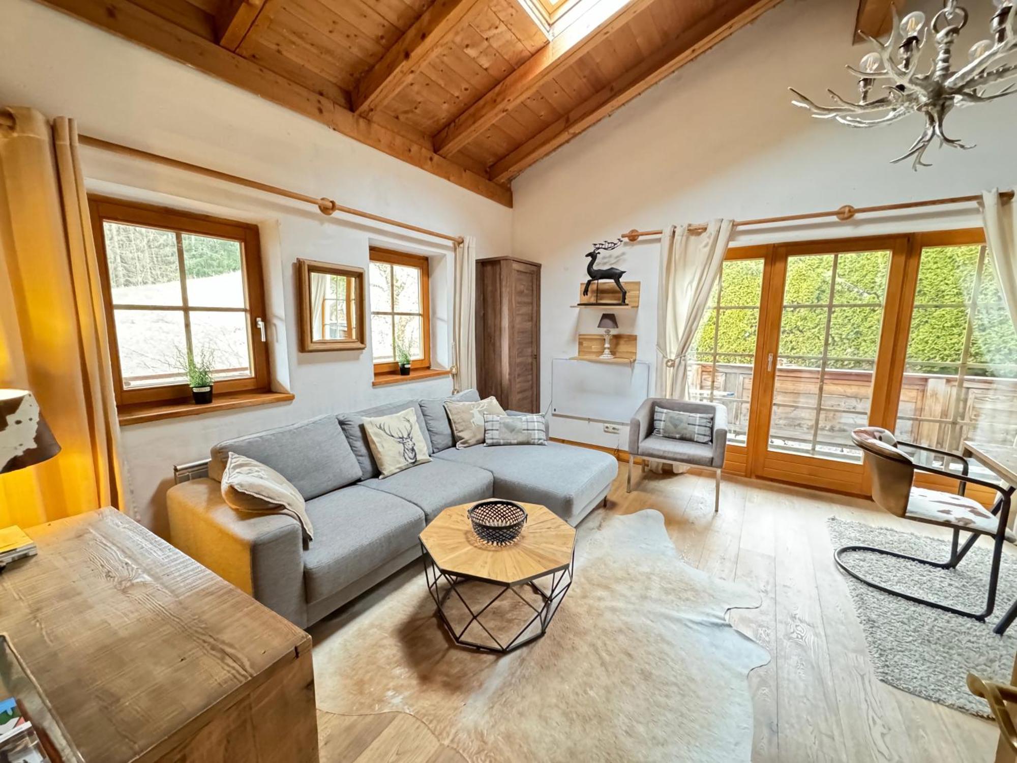 Belle Kitz By Belle Kitzbühel